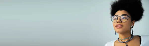 Портрет Мрійливої Афроамериканки Окулярах Аксесуарах Ізольовані Сірому Банер — стокове фото