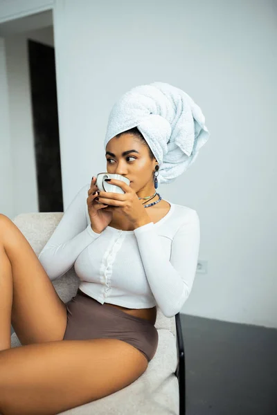 Junge Afroamerikanerin Mit Handtuch Auf Dem Kopf Trinkt Morgenkaffee — Stockfoto