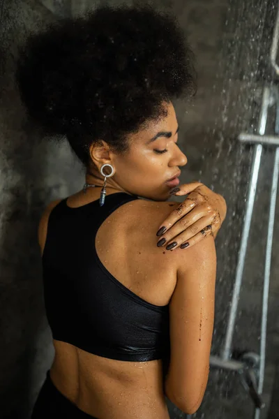 Jeune Femme Afro Américaine Appliquant Gommage Café Sur Épaule Près — Photo