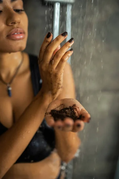 Vista Recortada Mujer Afroamericana Sosteniendo Exfoliante Café Bajo Agua Ducha — Foto de Stock