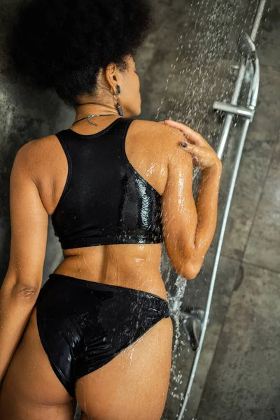 Kıvırcık Afrikalı Amerikalı Kadın Evdeki Duş Kabininde Suyun Altında Duruyor — Stok fotoğraf