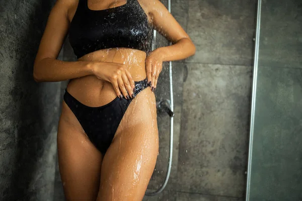Vista Cortada Mulher Americana Africana Tocando Calcinha Sob Água Chuveiro — Fotografia de Stock