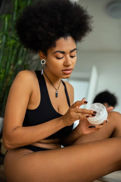 Fiatal Afro Amerikai Kezében Tartály Kozmetikai Krém Otthon — Stock Fotó