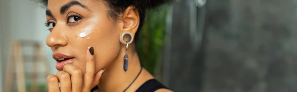 Африканская Американка Нанесла Косметический Крем Лицо Ванной Комнате Баннер — стоковое фото