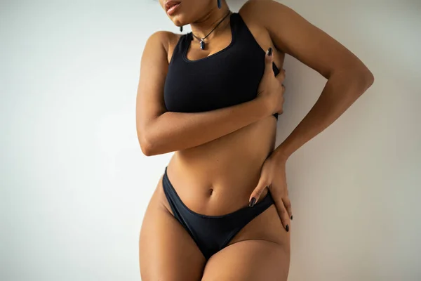 Ausgeschnittene Ansicht Einer Afrikanisch Amerikanischen Frau Die Körper Nahe Der — Stockfoto