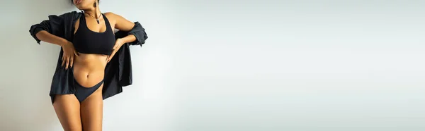 Обрізаний Вид Сексуальної Афроамериканської Жінки Сорочці Білизні Торкається Тіла Біля — стокове фото
