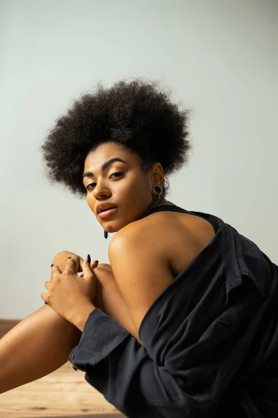 Bella Donna Afro Americana Camicia Guardando Fotocamera Mentre Seduto Sul — Foto Stock