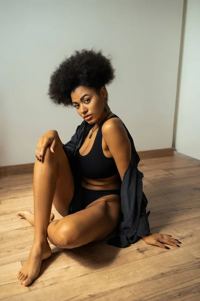 Bella Donna Afro Americana Camicia Biancheria Intima Guardando Fotocamera Sul — Foto Stock