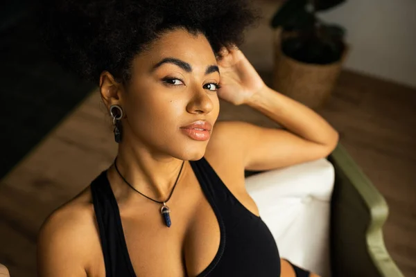 Hög Vinkel Syn Vackra Afrikanska Amerikanska Kvinna Tittar Kameran Medan — Stockfoto
