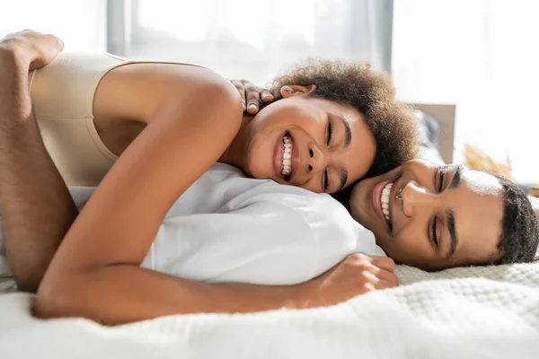 Happy African American Couple Closed Eyes Hugging While Lying Bed — Stock Photo, Image
