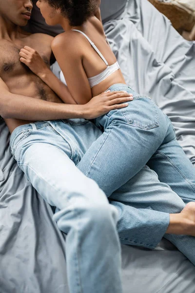 Visão Parcial Casal Americano Africano Sexy Jeans Abraçando Roupa Cama — Fotografia de Stock