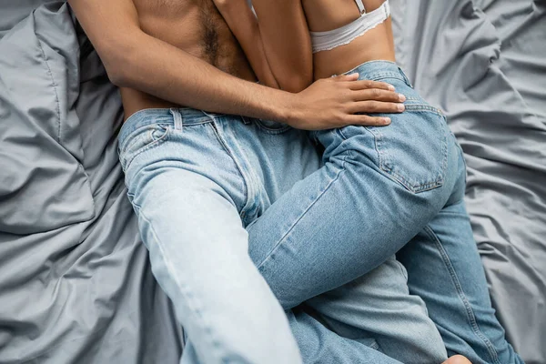 Bijgesneden Uitzicht Van Afrikaans Amerikaans Paar Jeans Knuffelen Bed Thuis — Stockfoto