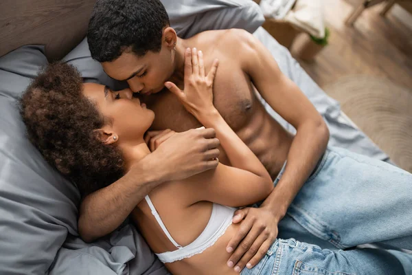 Vista Superior Casal Americano Africano Sexy Jeans Abraçando Beijando Quarto — Fotografia de Stock