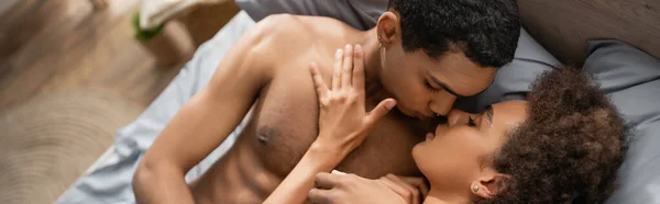 Vista Superior Casal Afro Americano Apaixonado Abraçando Beijando Fazer Amor — Fotografia de Stock