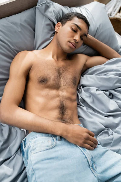 Horní Pohled Mladé Sexy Africké Američan Muž Spí Posteli Doma — Stock fotografie