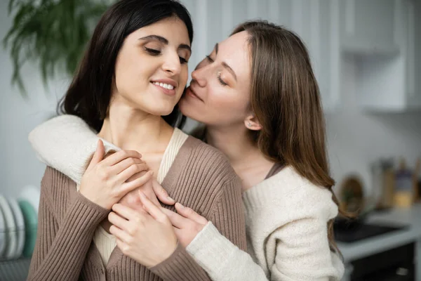 Giovane Stesso Sesso Coppia Abbracciare Baciare Cucina — Foto Stock