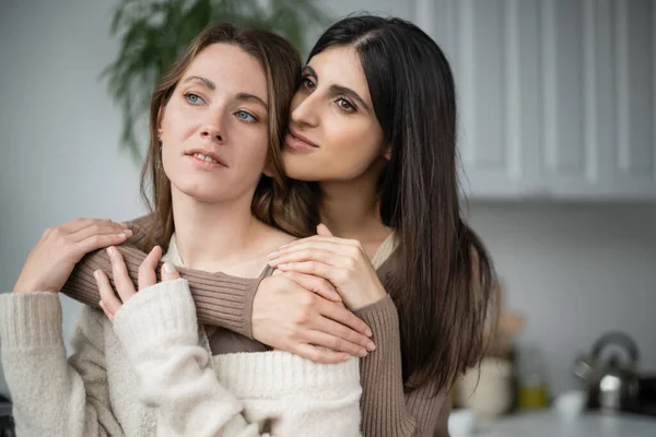 Mulheres Lésbicas Roupas Quentes Abraçando Olhando Para Longe Cozinha — Fotografia de Stock