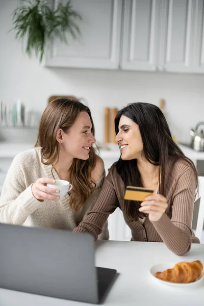 Sidovy Positiva Lesbiska Par Som Håller Kaffe Och Kreditkort Nära — Stockfoto