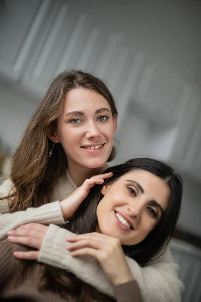 Femme Lesbienne Positive Touchant Les Cheveux Copine Regardant Caméra Maison — Photo