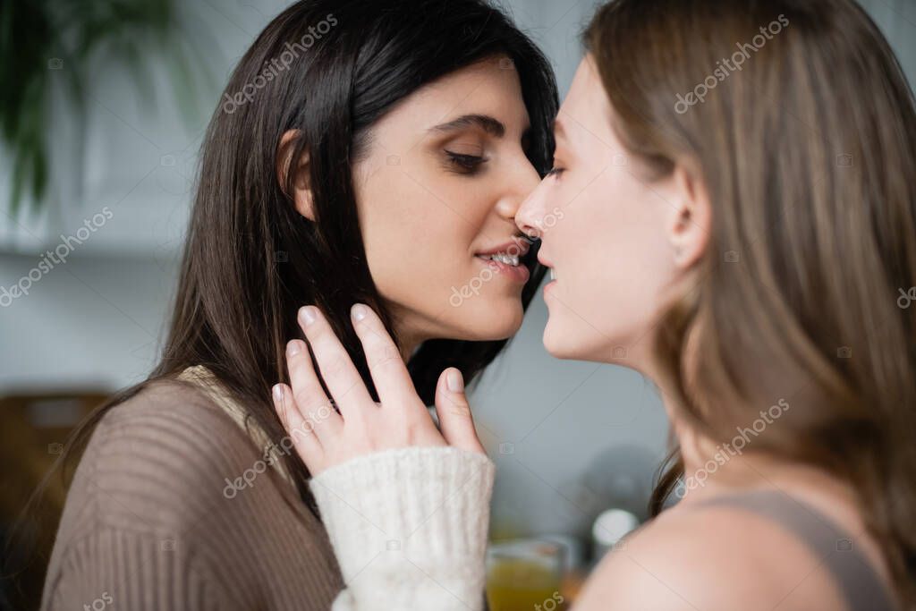 Filmlarda nudist ogil bolalar jinsiy aloqa