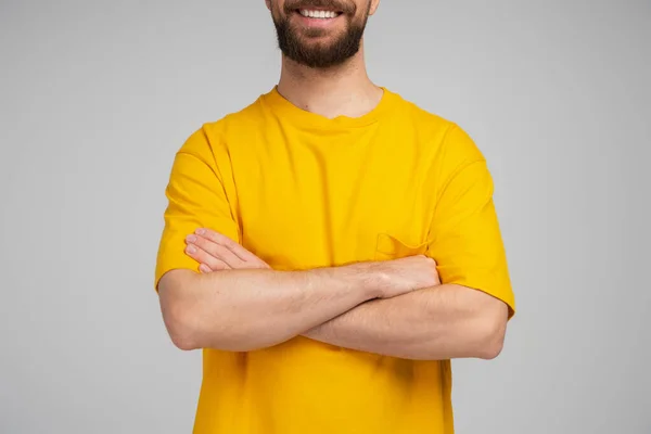 Vista Ritagliata Dell Uomo Barbuto Shirt Gialla Sorridente Mentre Piedi — Foto Stock