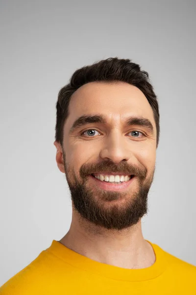 Gri Renkli Kameraya Gülümseyen Mutlu Sakallı Adamın Portresi — Stok fotoğraf