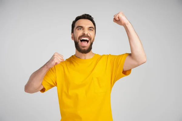 Radostný Vousatý Muž Křičící Ukazující Triumfální Gesto Při Pohledu Pryč — Stock fotografie