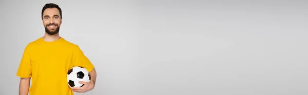 Бородатий Футбольний Вентилятор Тримає Посміхається Камеру Ізольовано Сірому Банер — стокове фото