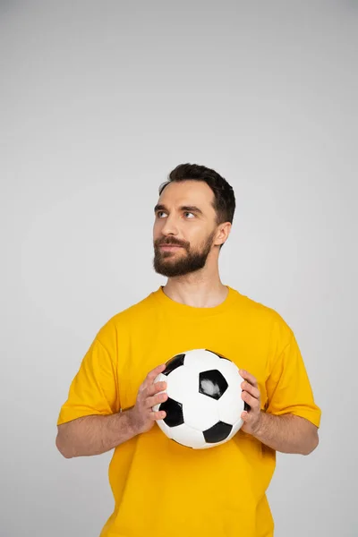 Brünetter Bärtiger Fußballfan Gelbem Shirt Ball Der Hand Und Isoliert — Stockfoto