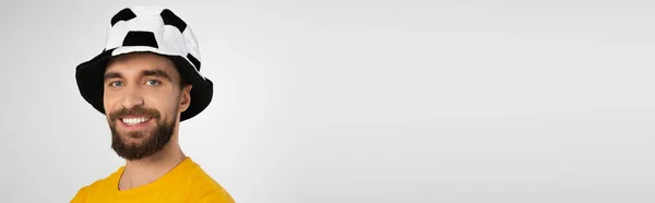 Портрет Щасливого Бородатого Чоловіка Футбольному Капелюсі Який Дивиться Камеру Ізольовано — стокове фото