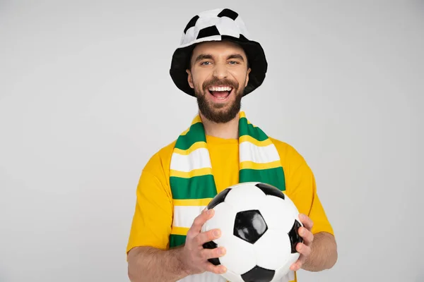 Ενθουσιασμένοι Άνθρωπος Στο Ποδόσφαιρο Καπέλο Ανεμιστήρα Και Ριγέ Κασκόλ Κρατώντας — Φωτογραφία Αρχείου