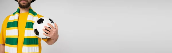 Частковий Вид Бородатого Спортивного Вентилятора Смугастому Шарфі Тримає Футбольний Ізольований — стокове фото