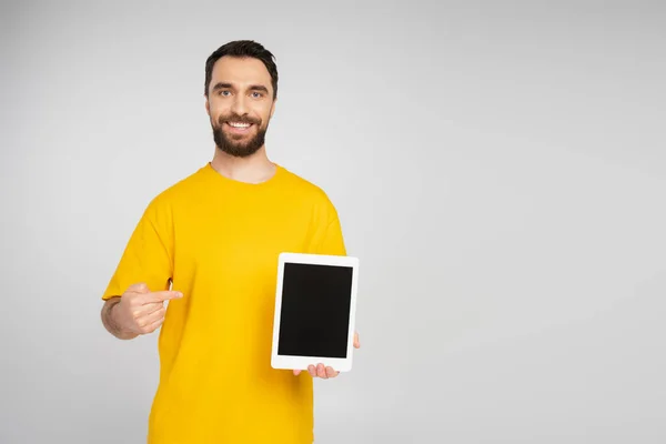 Mutlu Sakallı Adam Kameraya Bakıyor Gri Ekranlı Dijital Tableti Işaret — Stok fotoğraf