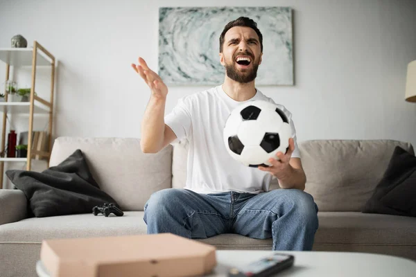 Quiiv Ucrânia Outubro 2022 Homem Descontente Segurando Futebol Assistindo Campeonato — Fotografia de Stock