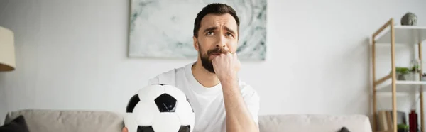 Ανήσυχος Άνθρωπος Κρατώντας Ποδόσφαιρο Και Βλέποντας Πρωτάθλημα Στο Σπίτι Πανό — Φωτογραφία Αρχείου
