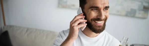 Hombre Alegre Hablando Teléfono Inteligente Sonriendo Casa Bandera — Foto de Stock