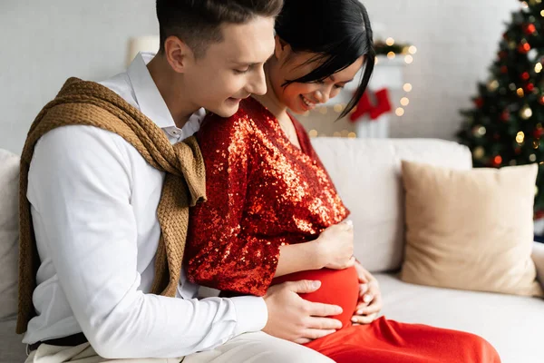 Joven Hombre Abrazando Vientre Embarazada Feliz Asiático Mujer Mientras Celebrando — Foto de Stock
