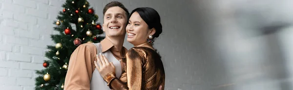 Glückliche Asiatische Frau Und Mann Festlichen Outfits Umarmen Sich Der — Stockfoto