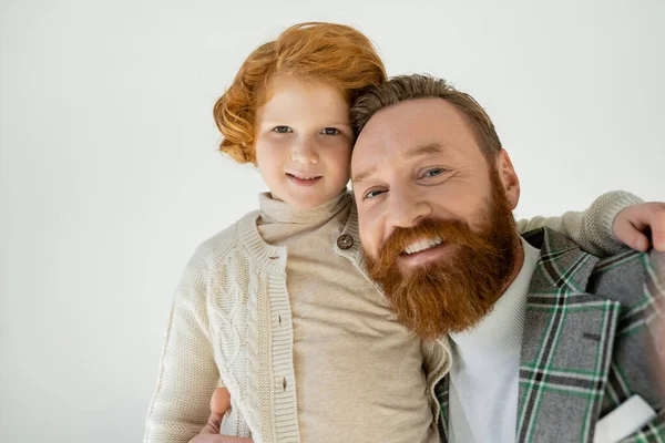 Ritratto Uomo Positivo Giacca Abbracciando Figlio Guardando Fotocamera Isolata Grigio — Foto Stock