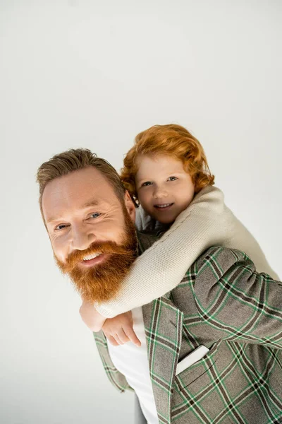 Sorridente Rossa Ragazzo Maglia Maglione Abbracciando Papà Barbuto Isolato Grigio — Foto Stock