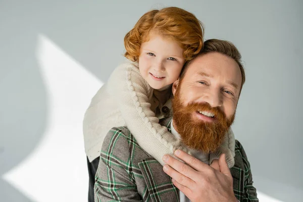 Redhead Figlio Maglione Caldo Guardando Fotocamera Mentre Abbraccia Papà Sfondo — Foto Stock
