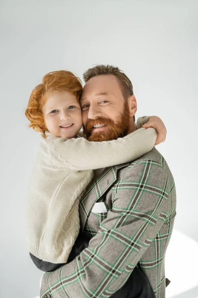 Ragazzo Rosso Caldo Maglione Abbracciando Papà Barbuto Guardando Fotocamera Sfondo — Foto Stock