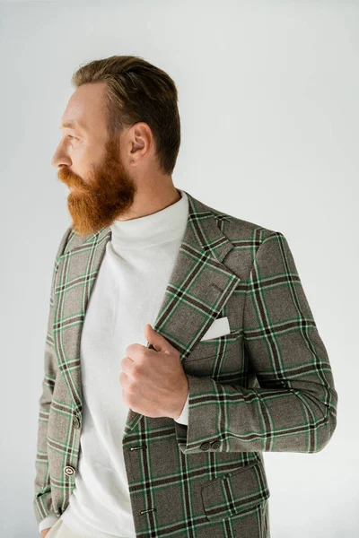 Вид Збоку Модного Бородатого Чоловіка Куртці Який Дивиться Ізольовано Сірому — стокове фото