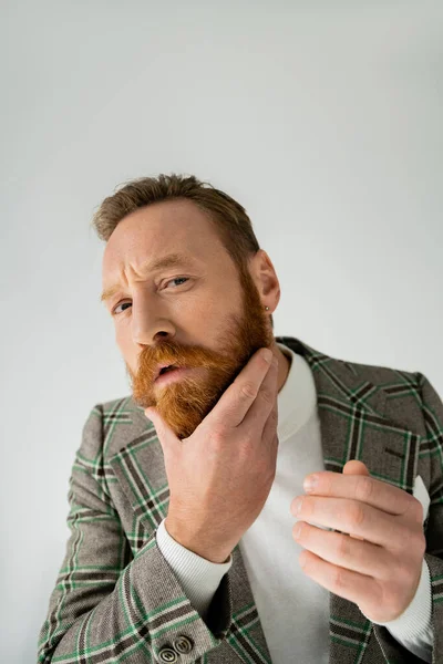 Stilvoller Mann Sakko Streift Bart Und Blickt Vereinzelt Die Kamera — Stockfoto