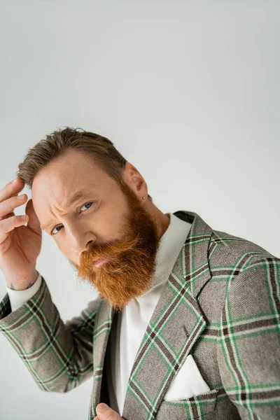 Модный Бородатый Мужчина Куртке Трогает Волосы Изолированные Серого — стоковое фото