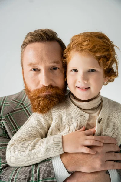 Ritratto Uomo Barbuto Che Abbraccia Figlio Lentigginoso Sorridente Isolato Grigio — Foto Stock