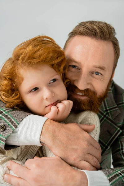 Baard Man Knuffelen Rood Haar Sproeten Zoon Geïsoleerd Grijs — Stockfoto