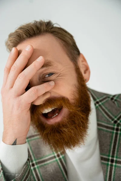Портрет Веселого Бородатого Чоловіка Торкається Обличчя Ізольовано Сірому — стокове фото