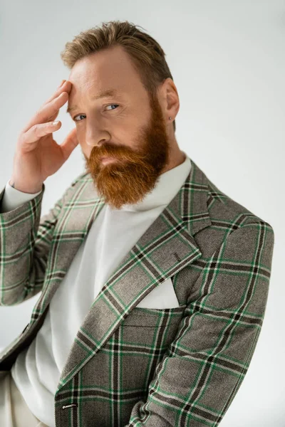 Homem Moda Jaqueta Quadriculada Olhando Para Câmera Tocar Testa Isolada — Fotografia de Stock