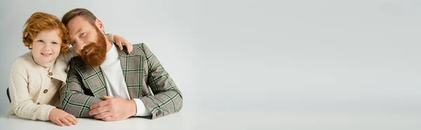 Γενειοφόρος Άντρας Καρό Σακάκι Ξαπλωμένος Τον Κοκκινομάλλη Γιο Γκρι Φόντο — Φωτογραφία Αρχείου